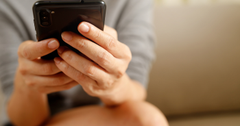 スマートフォンを操作する手